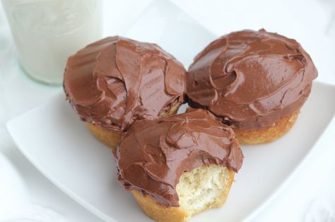 Low Carb Boston Cream Cupcakes, recipe from, http://mariahealth.blogspot.com Keto Boston Cream, Desserts Board, Sugar Free Cupcakes, Boston Cream Cupcakes, Low Carb Cupcakes, Maria Emmerich, Keto Cupcakes, Food Keto, Low Carb Cake