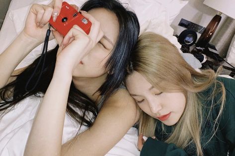 #itzy #yuna #yeji Yuna And Yeji, Yuna Yeji, Woman Loving Woman, Old Camera, Om Nom, Instagram Update, Daniel Wellington, Pop Group, South Korean Girls