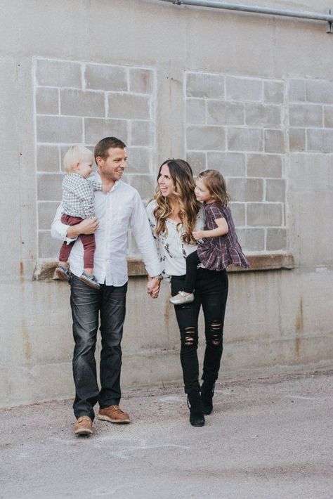 Black Jeans Family Pictures, Urban Family Photoshoot, Family Photo Shoot Outfits, Family Photoshoot Christmas, Mom's Jeans, Urban Family Photography, Urban Family Photos, Photo Shoot Outfits, Winter Family Pictures