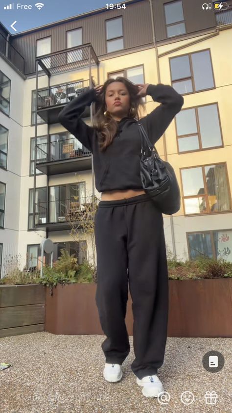 Black Joggers Outfit, Sweats Outfits, Swedish Dress, Swedish Style, Joggers Outfit, Lazy Day Outfits, Stockholm Fashion, Swaggy Outfits, Cute Everyday Outfits