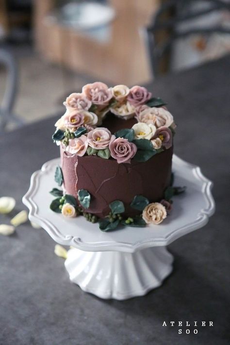 Super Torte, Cake With Flowers, Chocolate Cake Designs, Buttercream Flower Cake, Hazelnut Cake, Chocolate Wedding Cake, Buttercream Flowers, Wedding Cakes With Flowers, Rose Cake