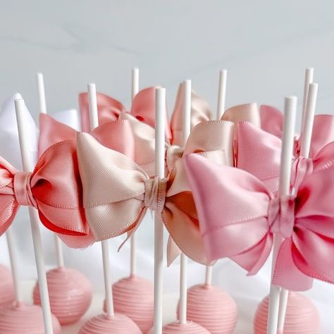 White And Pink Cake Pops, Bow Cake Pops, Vanilla Cake Pops, Cake Pop Stand, White Cake Pops, Pink Cake Pops, Bday Pics, Bow Cake, Baby Shower Cake Pops