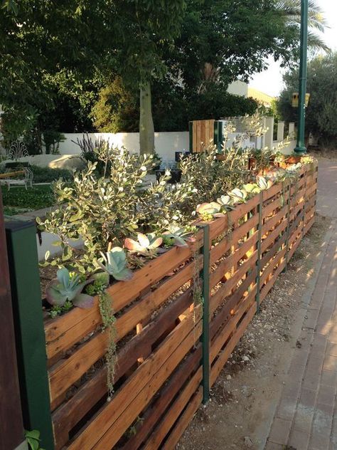 40 Spectacular Recycled Pallet Garden Ideas - 266 Pallet Fence Ideas, Wood Pallet Fence, Pallet Fence Diy, Pallet Fences, Pallet Garden Ideas, Repurpose Pallets, Functional Garden, Diy Garden Fence, Vegetable Garden Raised Beds