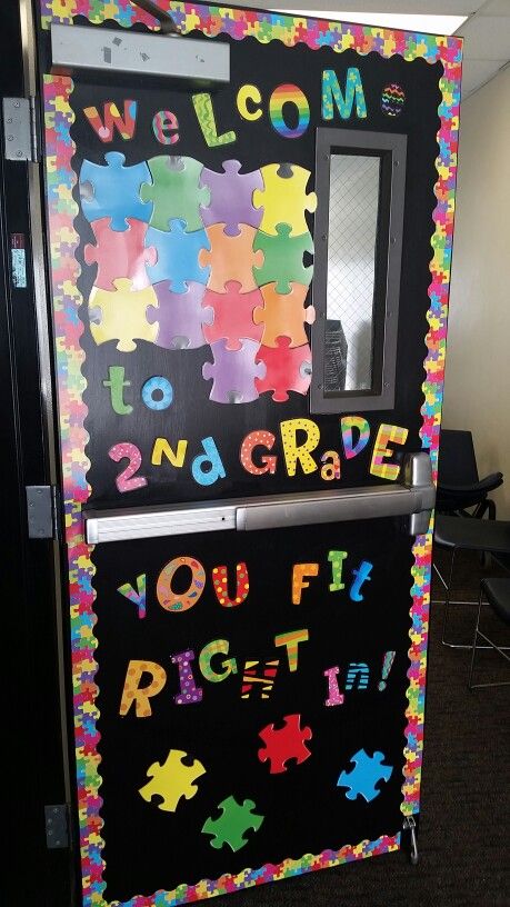 Puzzle Theme, Elementary School Bulletin Boards, School Year Themes, Teacher Door Decorations, Puzzle Piece Crafts, Bulletin Ideas, Puzzle Decor, Parent Board, Classroom Doors