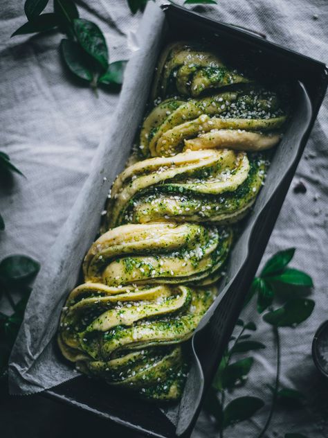 Pesto Bread, Babka Recipe, Green Pesto, Food Carving, Läcker Mat, Delicious Bread, Challah, Bread Recipes Homemade, Bread Recipes