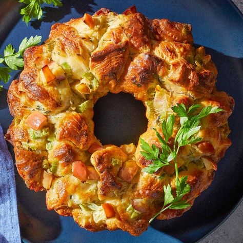 Savory Monkey Bread, Pull Apart Loaf, Christmas Potluck, Best Thanksgiving Side Dishes, Thanksgiving Foods, Canned Biscuits, Thanksgiving Treats, Thanksgiving Side, Dinner Sides