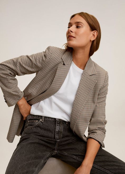 Gestructureerde geruite blazer - Dames | Mango Nederland Beige Checked Blazer Outfit, Mango Blazer Outfit, Blazer Cuadros Outfit, Blazer Beige Outfit Mujer, Paris Clothes, Mango Style, Jeans Gris, Outfit Mit Blazer, Mango Blazer