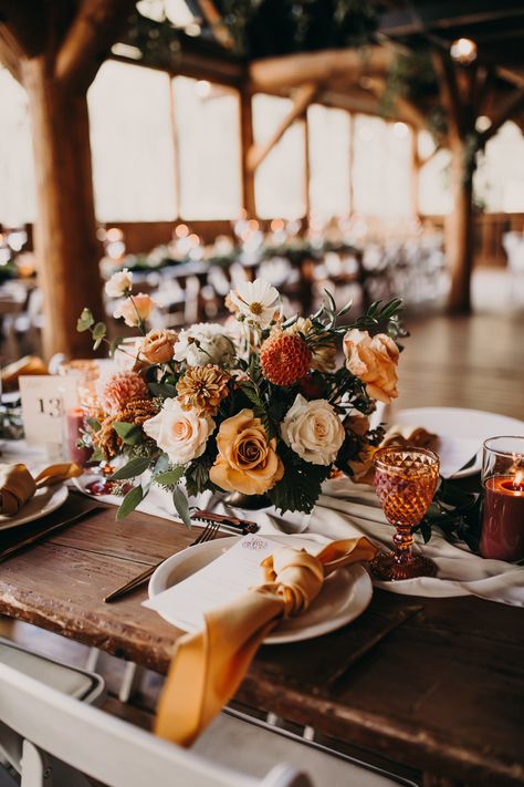 Terracotta Floral Centerpiece, 2024 Wedding Centerpieces, Fall Mountain Wedding Ideas, Rustic Floral Centerpieces, Romania Wedding, Terracotta Wedding Flowers, Lauren Hardy, Wedding Flower Arrangements Pink, Terracotta Floral Wedding