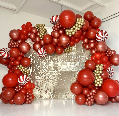 Balloon Wreath Diy, Balloon Decoration Ideas, Balloon Arrangement, Christmas Party Backdrop, Balloon Wreath, Christmas Balloon Decorations, Holiday Balloons, Deco Ballon, Company Christmas Party