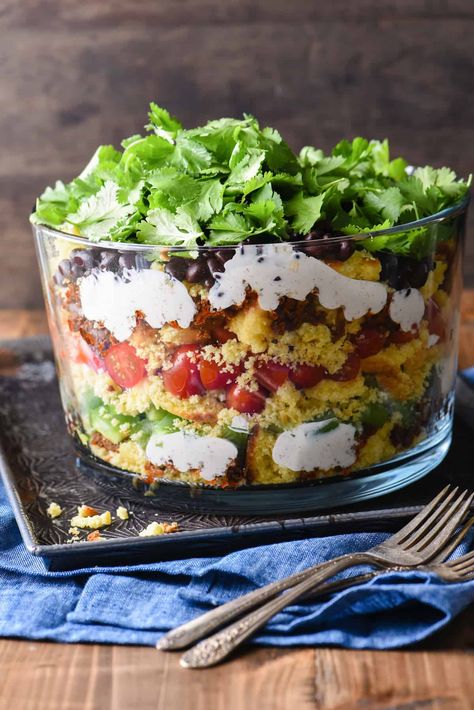 Southwestern Cornbread, Layered Cornbread Salad, Bbq Party Food, Picnic Side Dishes, Cornbread Salad, Foods To Make, Fresh Summer Salad, Layered Salad, Healthy Comfort Food