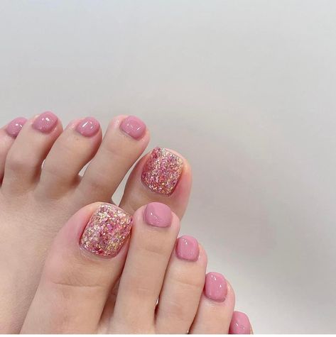 Pretty Pedicures, Toe Nail Color, Cute Toe Nails, White Nail Polish, Cute Toes, Tulip Design, Toe Nail Designs, Nail Art Ideas, Accent Nails