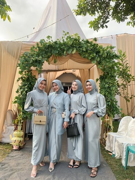 Dress bridesmaid Make Up Bridesmaid Hijab, Desain Dress Bridesmaid Hijab, Model Bridesmaid Dress Hijab Satin, Bridesmaid Satin Hijab, Ootd Bridesmaid Hijab, Model Dress Bridesmaid Hijab, Dress Bridesmaid Hijab Simple, Inspirasi Dress Bridesmaid, Hijab Bridesmaids