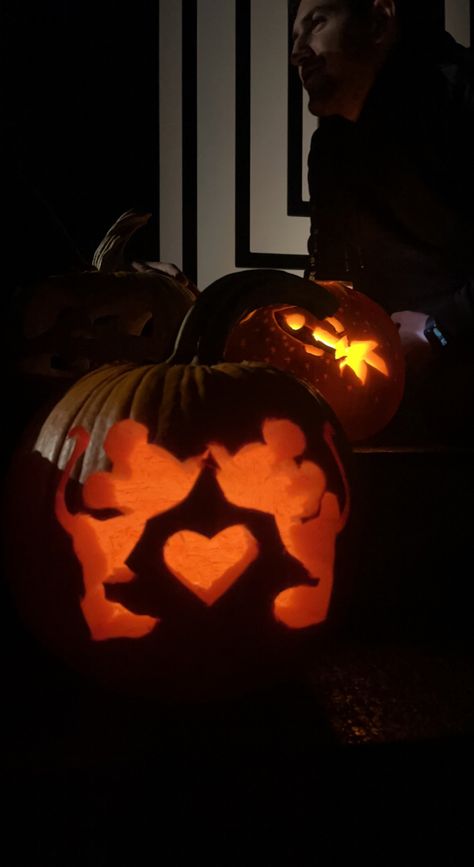 Pumpkin Carving Ideas Minnie Mouse, Mickey And Minnie Pumpkin Carving, Disney Carving Pumpkins Ideas, Disney Pumpkins Carvings, Pumpkin Carving Disney Ideas, Pumpkin Carving Ideas Disney Easy, Cute Girly Pumpkin Carving Ideas, Mickey Pumpkin Carving, Pumkin Carving Ideas Easy Cute Disney