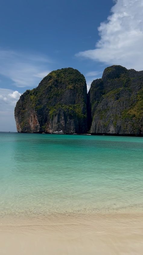 Maya Bay Phi Phi Island, Bangkok Beach, Maya Bay Thailand, Phi Phi Island Thailand, Calm Life, America Trip, Gap Year Travel, Thailand Beach, Dream Holidays