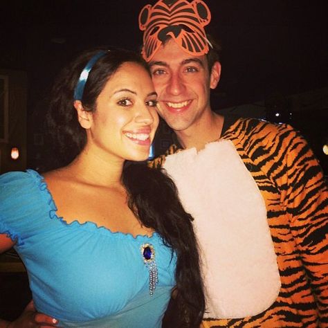 Jasmine and Rajah Creative Disney Costumes, Disney Couples Costumes, Jasmine And Rajah, Disney Couple Costumes, Adult Disney Costumes, Disney Costumes Diy, Cute Couples Costumes, Romantic Princess, Movie Themed Party