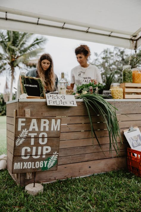 Farmers Market Drink Stand, Farmers Market Food Display, Sparkling Water Bar, Juice Bar Aesthetic, Farmers Market Aesthetic, Juice Business, Fresh Produce Market, Micro Farming, Water Bar