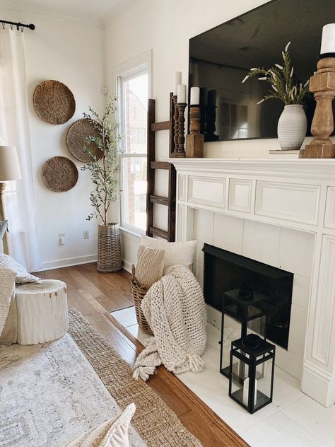 Spring Farmhouse Mantel Decor Ideas | She Gave It A Go Farmhouse Mantel Decor, Interior Design Per La Casa, Modern Farmhouse Living Room, Mantel Decor, Farmhouse Decor Living Room, Interior Modern, Design Del Prodotto, Decoration Inspiration, Ideas Living Room