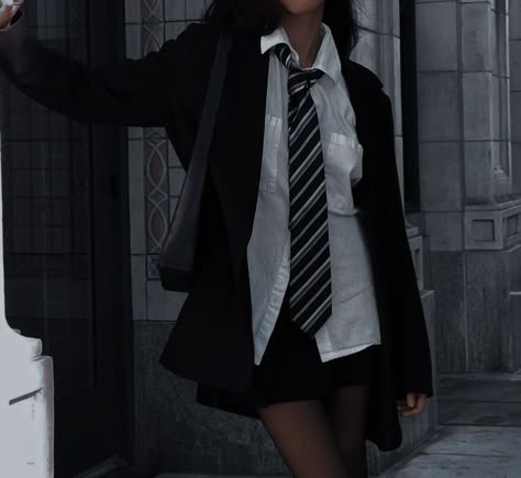 Slytherin Uniform Female, Slytherin Uniform, Lancaster Prep, Slytherin Outfit, Slytherin Fashion, Hogwarts Uniform, Mara Dyer, Cruel King, Hogwarts Outfits