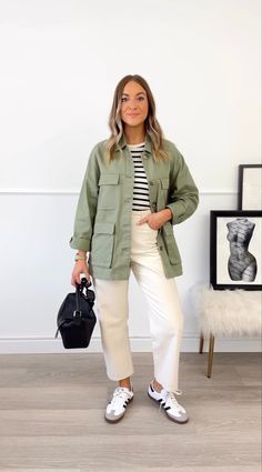 23 Degree Weather Outfit, 70 Degree Weather Outfit Spring, Natural Jeans, Minimal Summer Outfits, Samba Outfit, Look Adidas, Office Outfits Women, Wardrobe Tips, Casual Day Outfits