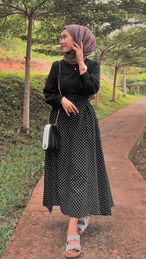 Outfit Rok Polkadot, Ootd Rok Polkadot, Ootd Rok Polkadot Hijab, Rok Polkadot, Jeans Hijab, Ootd Sweater, Dress Ootd, Polka Dots Outfit, Casual Hijab