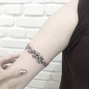 Arm Tattoos For Women Upper, Tattoos Pulseras, Arm Cuff Tattoo, Arm Tattoos For Women Forearm, Inner Arm Tattoos, Cuff Tattoo, Bracelet Tattoo, Anklet Tattoos, Foot Tattoos For Women