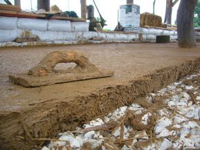 Adobe Floor, Earthen Floor, Cob Homes, Cob Building, Earth Bag Homes, Straw Bale House, Eco Buildings, Earthship Home, Mud House