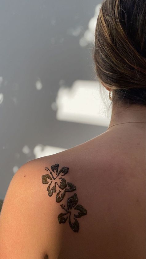 #henna #summer #tattoo #tats #hibiscustattoo #art Hibiscus Henna, Henna Ankle, Tattoo Dream, Small Henna Tattoos, Amazing 3d Tattoos, Cute Henna Designs, Cute Henna Tattoos, Henna Style Tattoos, Small Henna