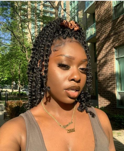 18 Passion Twists Styles For 2021 - The Glossychic Medium Passion Twists Hairstyle, Passion Twists Shoulder Length, Passion Twists Styles, Short Passion Twists Hairstyle, Medium Passion Twists, Shoulder Length Passion Twists, Small Passion Twists, Mini Passion Twists, Short Passion Twists