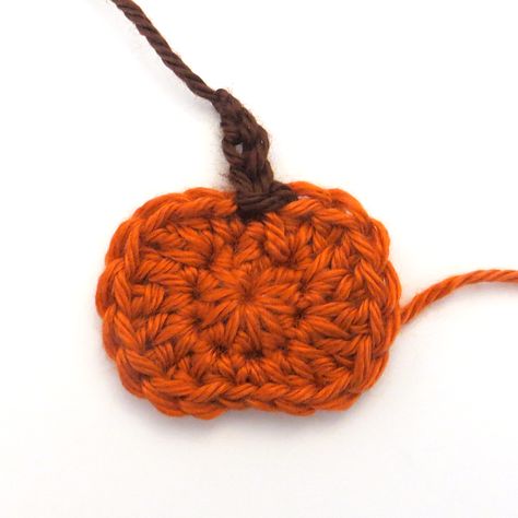 Tiny Crochet Pumpkin Pattern, Pumpkin Apliques Crochet, Flat Crochet Pumpkin, Pumpkin Crochet Pattern Free Flat, Small Crochet Pumpkin Applique, Crochet Flat Pumpkin, Crochet Small Pumpkin, Crochet Pumpkin Applique Free Pattern, Crochet Mini Pumpkins Free Pattern