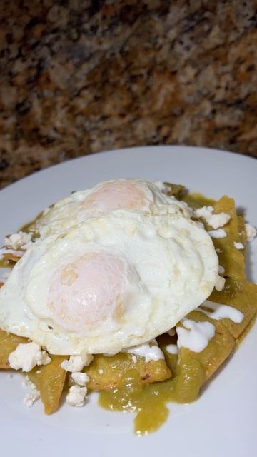 Vanessa Navarro💗 on Instagram: "✨Chilaquiles Verdes✨ ‼️Ingredientes‼️ 6 tomatillos verdes 1-2 jalapeños o serranos Cilantro 3 dientes de ajo 1/4 cebolla Agua Sal y Pimienta Comino Tortillas Aceite Queso fresco Crema Opcional - huevos estrellados🍳 #cookwithme#easyrecipes#cocinamexicana#mexicanmoms#recetasfaciles#foryou#explore#desayuno#chilaquilesverdes#larryhernandez" Tortillas, Eggs Benedict, Yummy Recipes, Cilantro, Yummy Food, On Instagram, Instagram