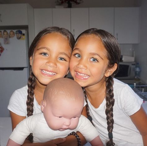 Drotini Twins, Couple With Baby, Kids Goals, Twin Baby Girls, Cute Mixed Babies, Cute Twins, Mixed Kids, Mixed Babies, Twin Babies