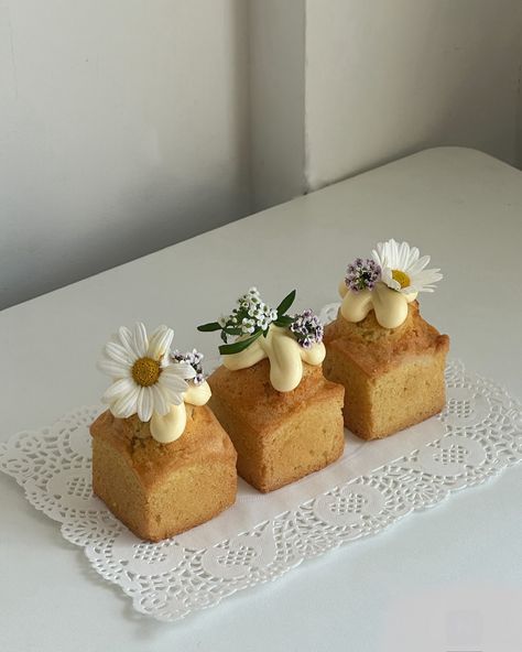 The cutest mini cakes for @chantecaille 😍😍😍 Edible flowers from @westlandsuk . . . #deesbasement #bts #london #reels #explore #cakedecorating #pov #smallbusiness London Reels, Bakery Owner, Short Bread, Bakery Interior, Mini Cake, Butter Cake, Edible Flowers, June 19, Mini Cakes