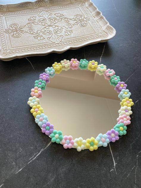 DIY Pompoms Daisy Flower Mirror Clay Mirror, Flower Mirror Diy, Floral Mirror, Flower Mirror, Daisy Petals, Sac Diy, Green Craft, Clay Diy Projects, Mirror Painting