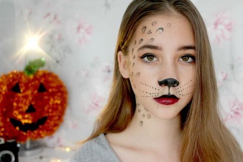 Leopard schminken - Ideen für Leopard Gesichtsbemalung zum Karneval Facepaint, Septum Ring, Halloween Face, Face Makeup, Halloween Face Makeup, Nose Ring, Makeup, Make Up