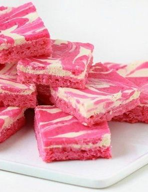 Pink Velvet Cheesecake Swirl Brownies. These colorful pink brownies are definitely not boring. Perfect for any celebration that requires a pop of color! Pink Velvet Cheesecake, Pink Brownies, Cheesecake Swirl Brownies, Pink Treats, Velvet Cheesecake, Pink Desserts, Swirl Brownies, Dessert Simple, Pink Foods