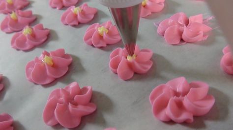 royal icing star tip flower | Royal Icing Drop flowers using tip 2D. Flower Royal Icing, Cookie Flowers, Drop Flowers, Breads And Pastries, Baking Breads, Flower Cookies, Bread And Pastries, Sugar Cookies Decorated, Decorated Cookies