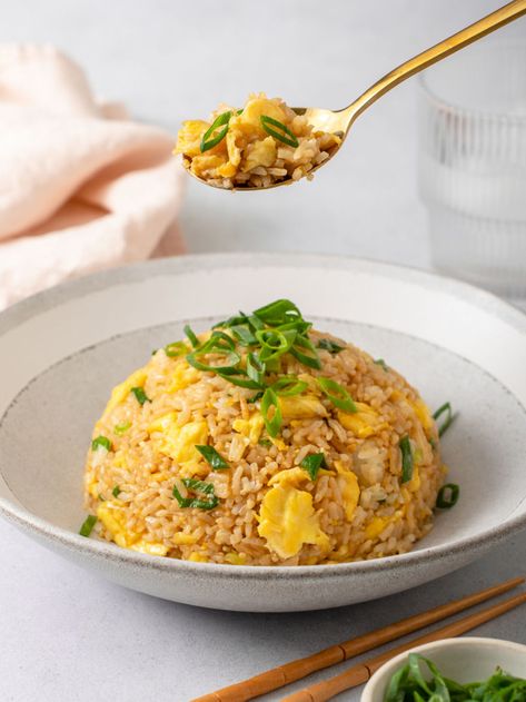 EASY 15 minute Egg Fried Rice – Takes Two Eggs Fried Rice Low Calorie, Easy Egg Fried Rice, Chinese Egg Fried Rice, Breakfast Fried Rice, Egg Fried Rice Recipe, Fried Rice Dishes, Rice Egg, Fried Rice With Egg, Chinese Egg