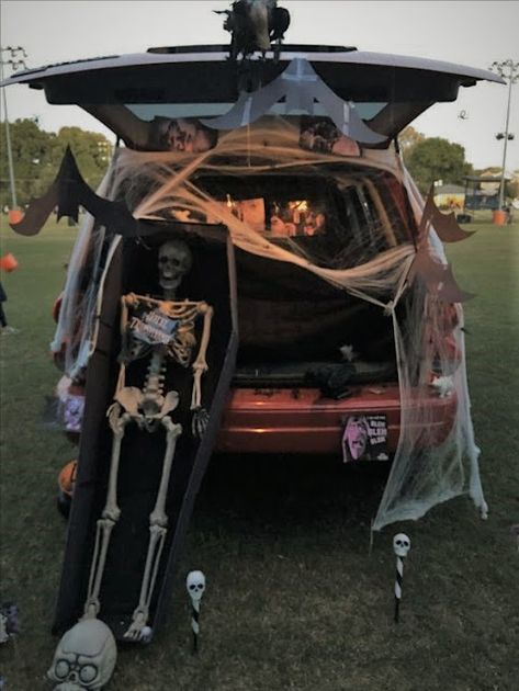 Haunted House Trunk Or Treat, Trunker Treat Ideas, Trunk Or Treat Ideas, Paper Bat, Great Pumpkin Charlie Brown, Brick Backdrops, Black Construction Paper, Spooktacular Halloween, Vintage Halloween Decorations