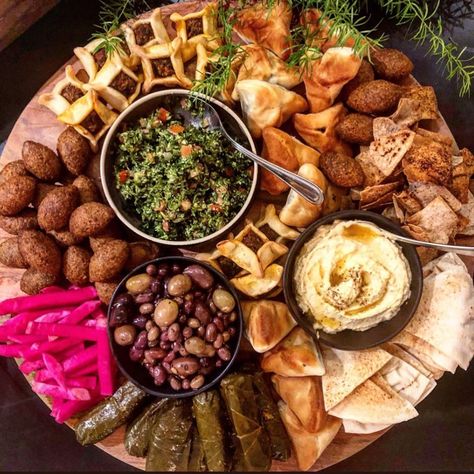 À la table | Hanna on Instagram: “The giant #lebanese platter. Check today’s instastories to see how you could create this at home.  On the platter: #tabouleh…” Lebanese Platter Ideas, Lebanese Feast Table, Lebanese Dinner Table, Lebanese Table Setting, Lebanese Christmas Dinner, Armenian Appetizers, Lebanese Platter, Levantine Recipes, Birthday Feast