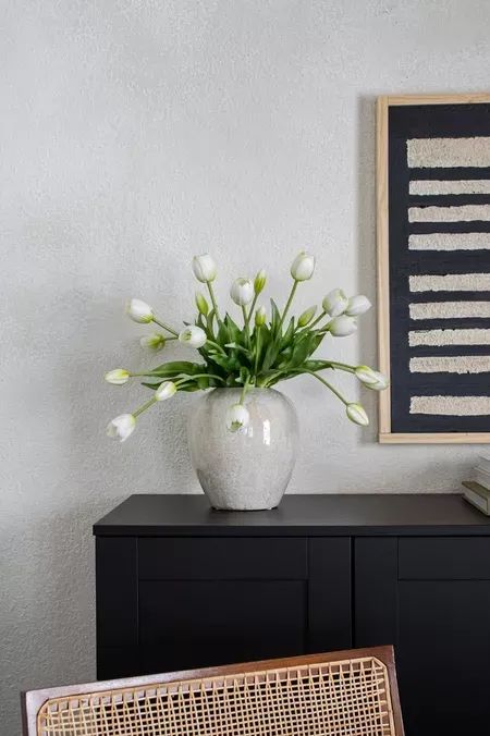 the best faux tulips that look real! Faux Tulip Arrangement, Office Minimalist Design, Minimalist Interior Design Living Room, Bedroom Ikea Hacks, Minimalist Decor Living Room, Home Office Minimalist, Fake Tulips, Home Decor Ideas Bathroom, Minimalist Decorating