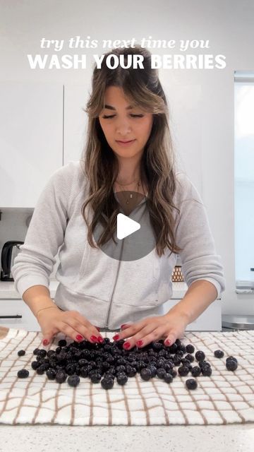 haley | haley’s corner on Instagram: "make berries last over 2 WEEKS by doing THIS! 🫐🍓 

How to wash berries, make berries last, #kitchenhacks, #cookinghacks #momhacks washing strawberries, #mom #momlife #momblogger" How To Wash And Store Berries, Cleaning Berries With Baking Soda, How To Wash Berries, How To Clean Berries, Cleaning Berries, Washing Strawberries, Berry Wash, Washing Berries, Wash Berries