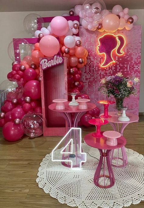 Barbie Dream Together Party, Black Barbie Themed Birthday Party, Barbie Diy Decorations Party, Barbie 7th Birthday Party Ideas, Barbie Party Theme Ideas, Barbie Party Backdrop, Barbie Themed Birthday Party Decor, Barbie Centerpieces Ideas, Barbie Birthday Party Ideas Decoration