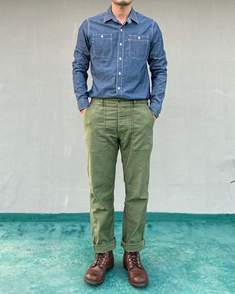 Chino Pants Outfit Men, Fatigue Pants Outfit Men, Green Chino Outfit Men, Green Shirt Outfit Men, Olive Pants Men, Olive Pants Outfit, Chinos Men Outfit, Older Mens Fashion, Fatigue Pants