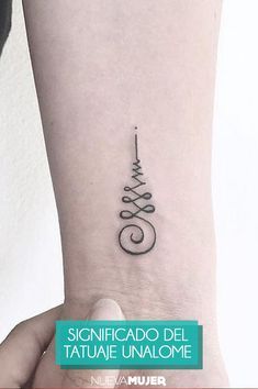 Este es el significado hindú de este tatuaje tan bonito Unalome Tattoos, Wörter Tattoos, Sak Yant Tattoo, Unalome Tattoo, Tattoo Minimalist, Inspiration Tattoos, Henna Tattoo Designs, Cover Up Tattoos, Symbolic Tattoos