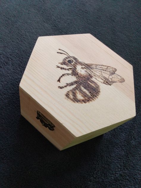 Pyrography on wood bee Wood Bees, Pyrography, Bee, Wood