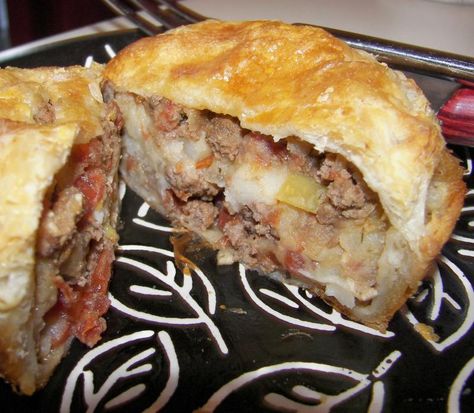 English Beef Pie Recipe from The Bakers Dozen.www.thebakersdozen.org/recipes/english-beef-pie.html#.UhUWfpKbOwY Pie Savoury, Meat And Potato Pie, Picnic Pie, Welsh Food, Savoury Pie, Curry Puffs, Pasties Recipes, French Tart, Savoury Pies