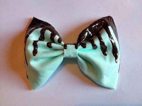 Dripping Mint Choc Chip Hair Bow Hairbow Melting Chocolate Ice ... Pastel Green Hair, Mint Choc Chip, Choco Biscuit, Mint Outfit, Mint Aesthetic, Mint Choco, Mint Chocolate Chip, Candy Jewelry, Chocolate Mint