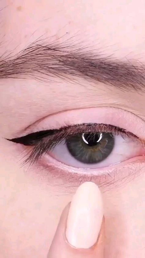 Makeup Tutorial Eyebrows, Eyeliner Video, Beginner Makeup Tutorial, Eyeliner For Big Eyes, Makeup By Age, Makeup By Season, Make Eyes Bigger, Light Eye Makeup, Big Eyes Makeup