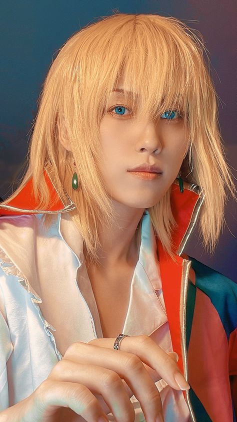 Blonde Howl J. Pendragon from Studio Ghibli Howl's Moving Castle, cosplayed by @kyokostar000 ~.~ Howl Hairstyle, Howl Hair, Howl Pendragon Cosplay, Howl Costume, Howl Cosplay, Howls Moving Castle Cosplay, Howl Jenkins, Howl's Moving Castle Howl, Howl Pendragon