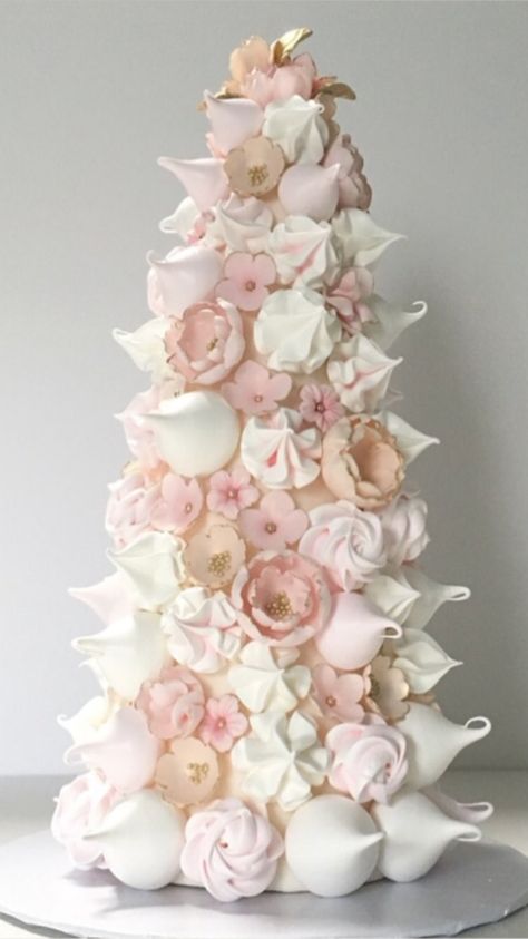 Three Cakes Wedding, Meringue Birthday Cake, Wedding Meringues, Sweet Cake Ideas, Dessert Favors, Alternative Wedding Cakes, Meringue Cookie Recipe, Macaron Tower, Meringue Cake